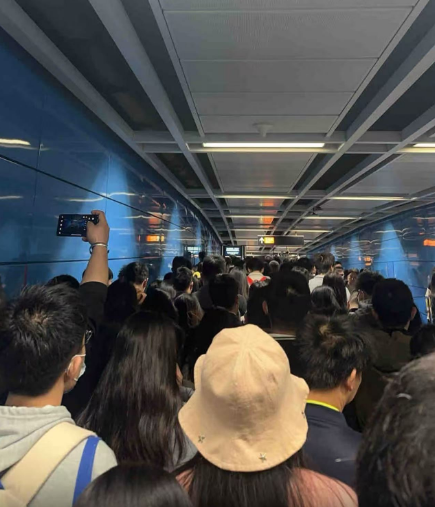 廣州地鐵突然加強(qiáng)安檢，打工仔女紛紛遲到扣錢