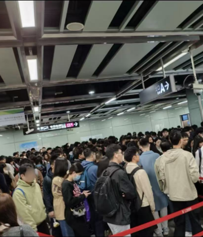 廣州地鐵突然加強(qiáng)安檢，打工仔女紛紛遲到扣錢