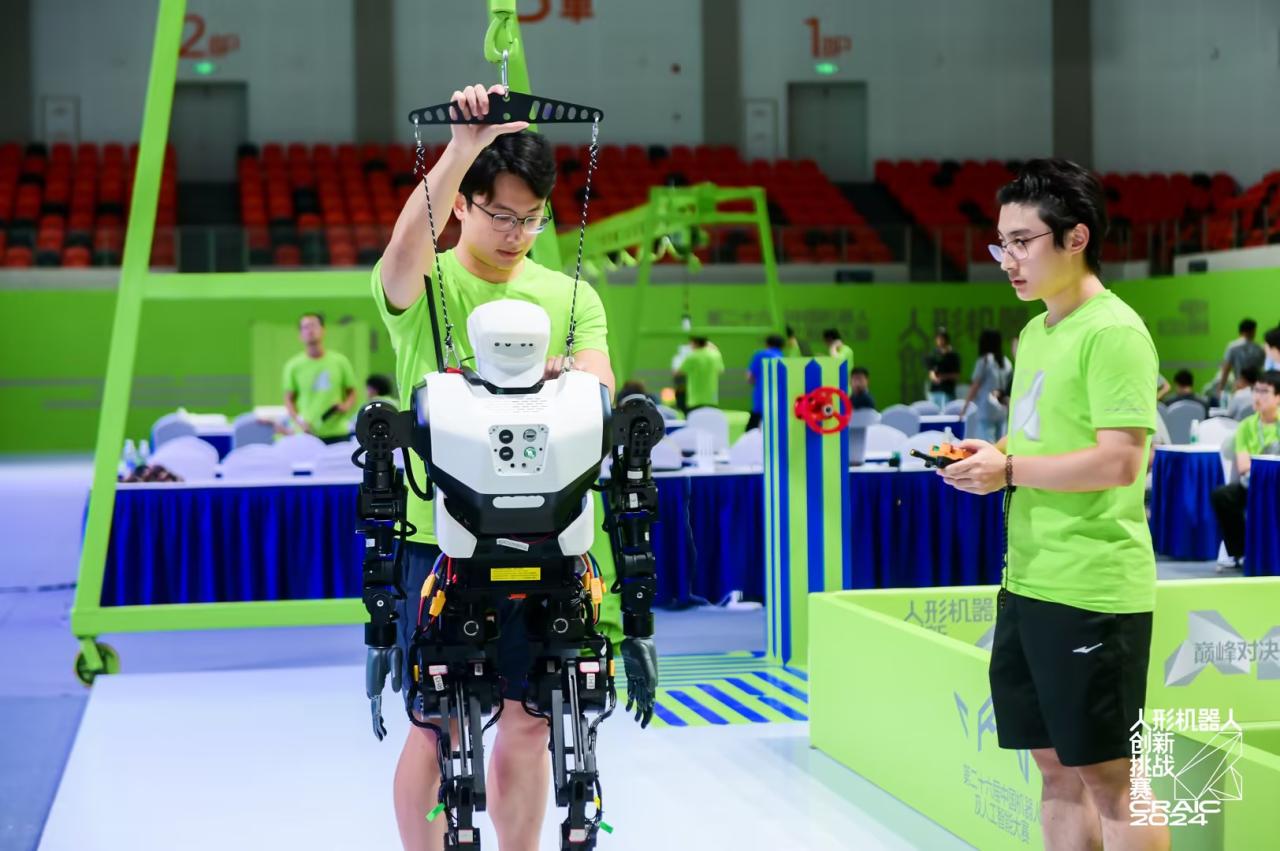 4-北京大學(xué)使用夸父參加CRAIC2024人形機(jī)器人創(chuàng)新挑戰(zhàn)賽.jpg 4-北京大學(xué)使用夸父參加CRAIC2024人形機(jī)器人創(chuàng)新挑戰(zhàn)賽.jpg