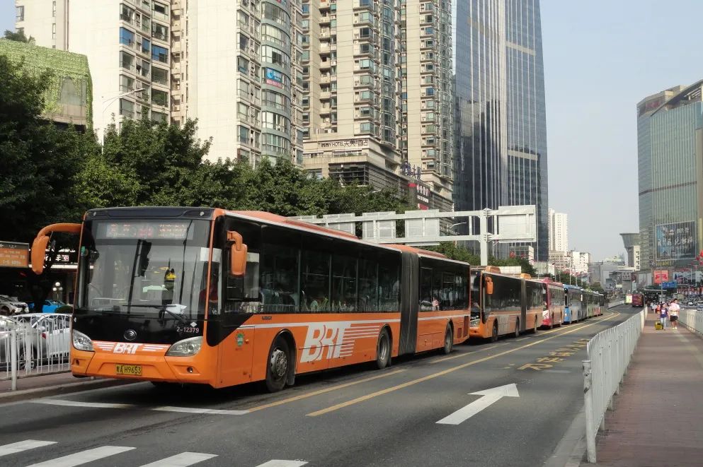 廣州BRT路線再斬，網(wǎng)友建議改為電雞專用“雞RT”