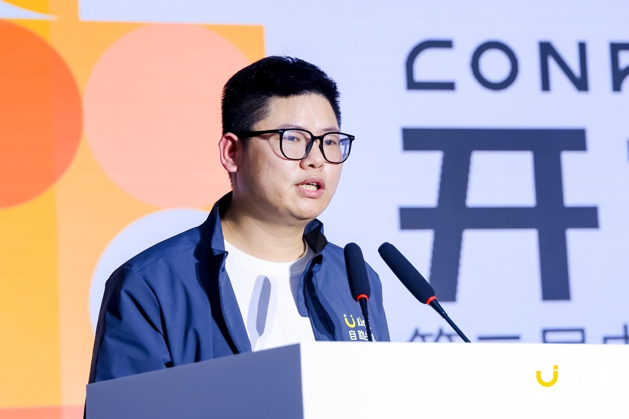 男人的照片上寫著字

AI 生成的內(nèi)容可能不正確。