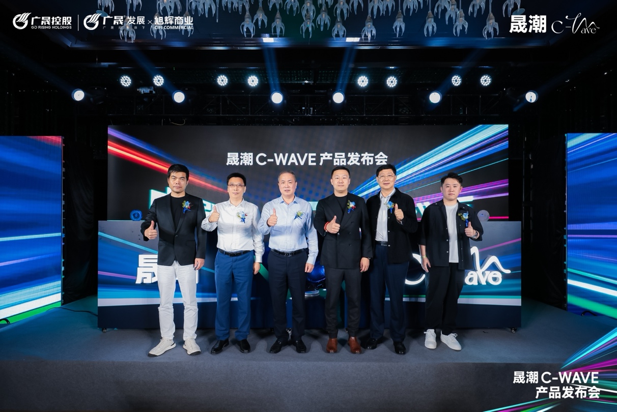 一群人站在臺(tái)上 中度可信度描述已自動(dòng)生成