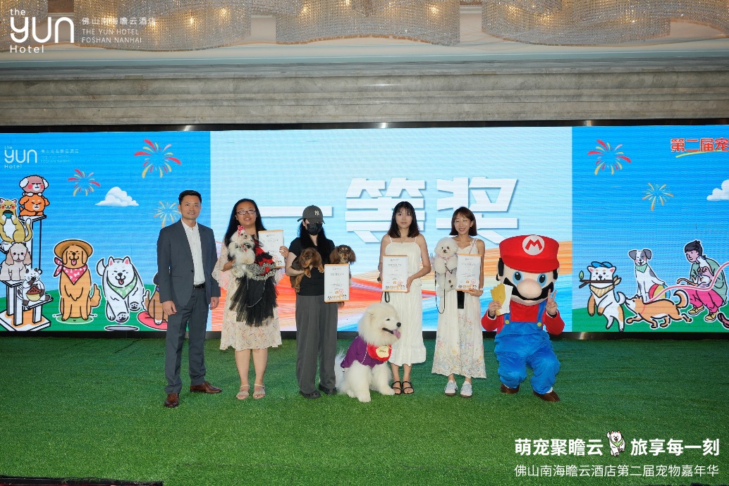 酒店總經(jīng)理周輝明先生與獲獎嘉賓合照