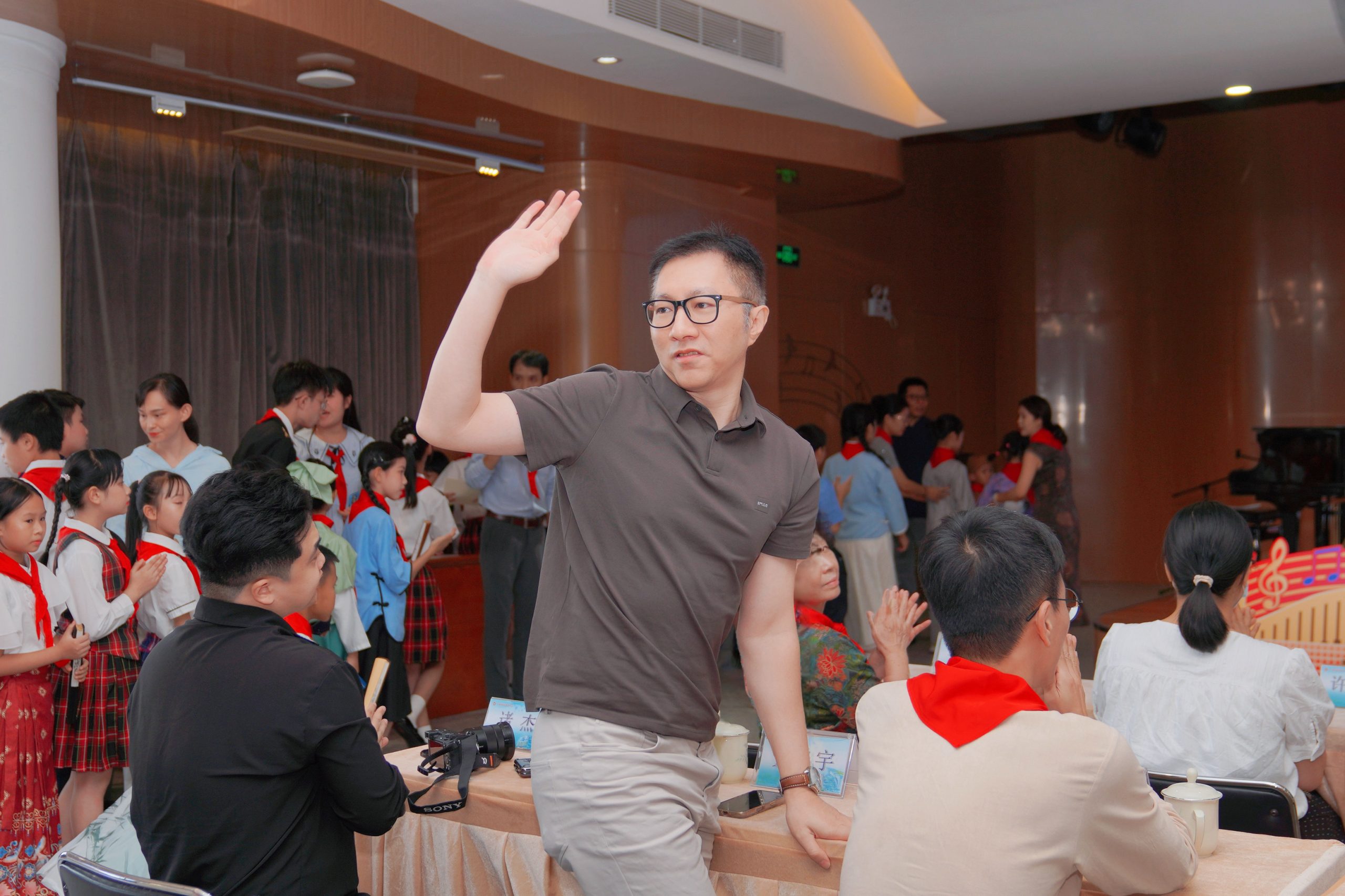 越秀區(qū)第十二屆少先隊粵語講古總決賽:童聲喚醒街巷記憶