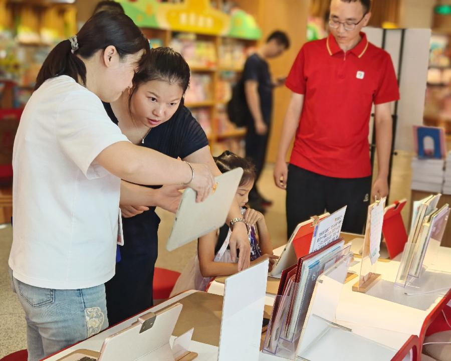 開啟教育新生態(tài)，學(xué)而思學(xué)習(xí)機(jī)廣州旗艦店煥新升級(jí)！