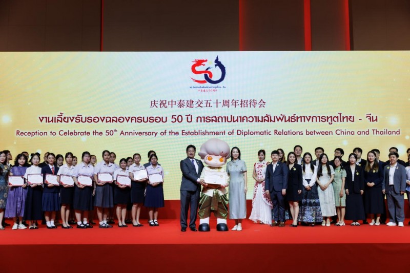 泡泡瑪特DIMOO化身中泰建交50周年特邀摯友 限定主題彩繪專(zhuān)機(jī)盛大啟航