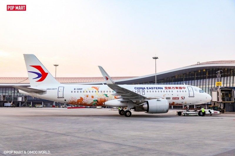 泡泡瑪特DIMOO化身中泰建交50周年特邀摯友 限定主題彩繪專(zhuān)機(jī)盛大啟航